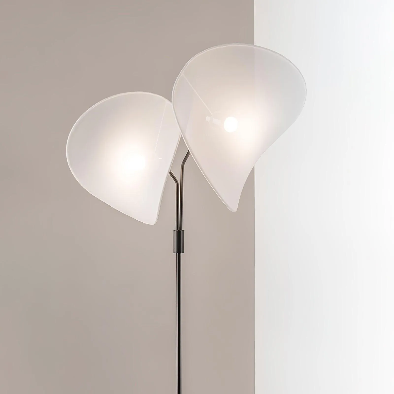 Manta Floor Lamp