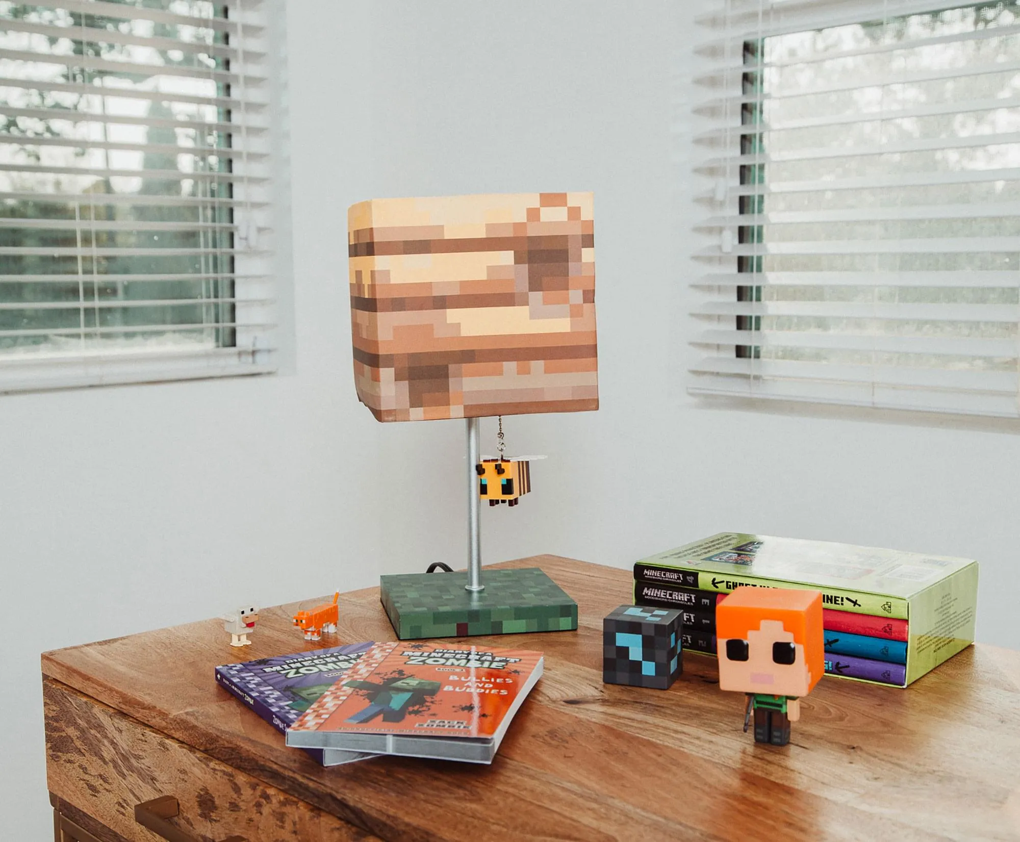 Minecraft Yellow Bee Nest Block Desk Lamp with 3D Bee Puller