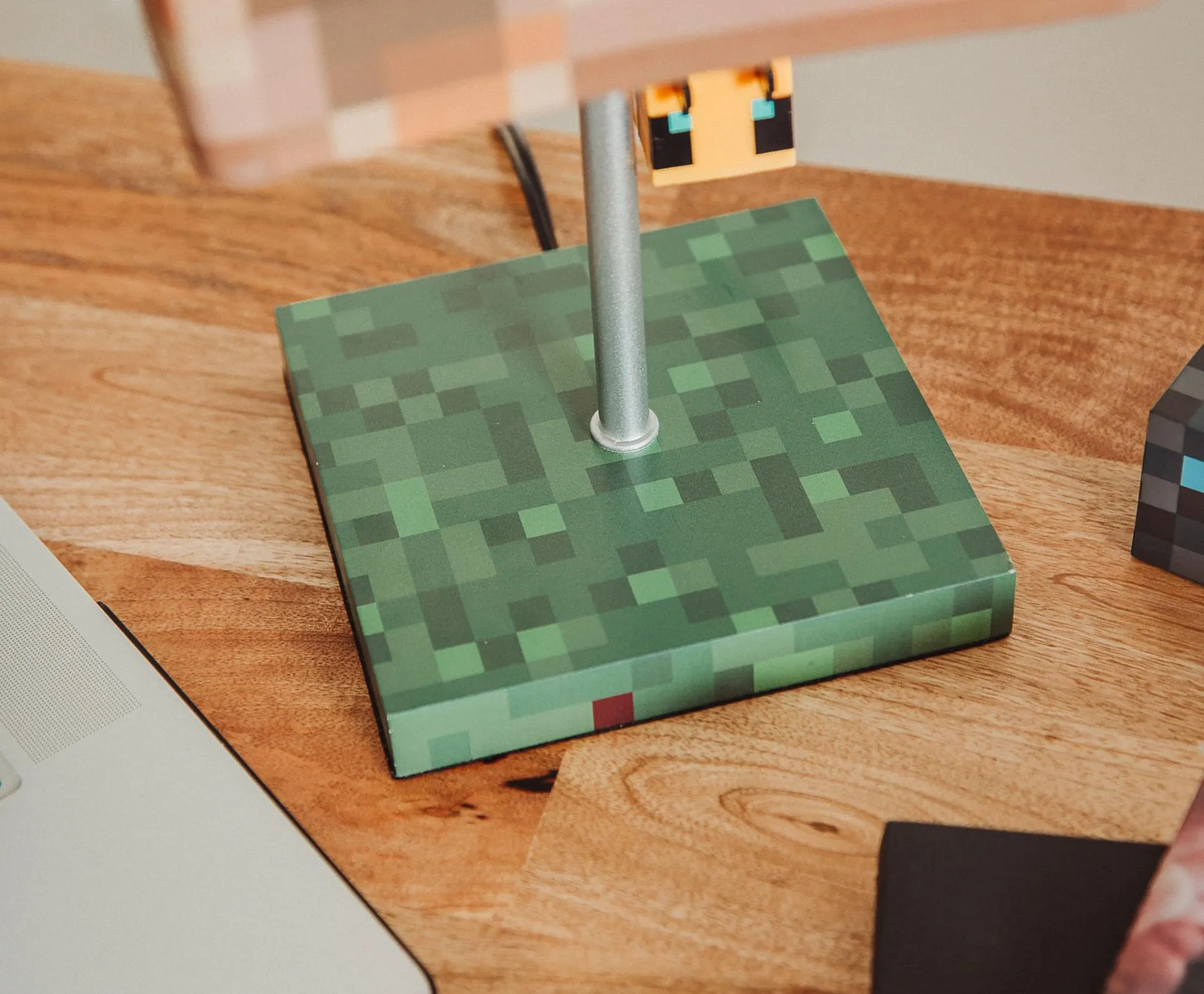 Minecraft Yellow Bee Nest Block Desk Lamp with 3D Bee Puller