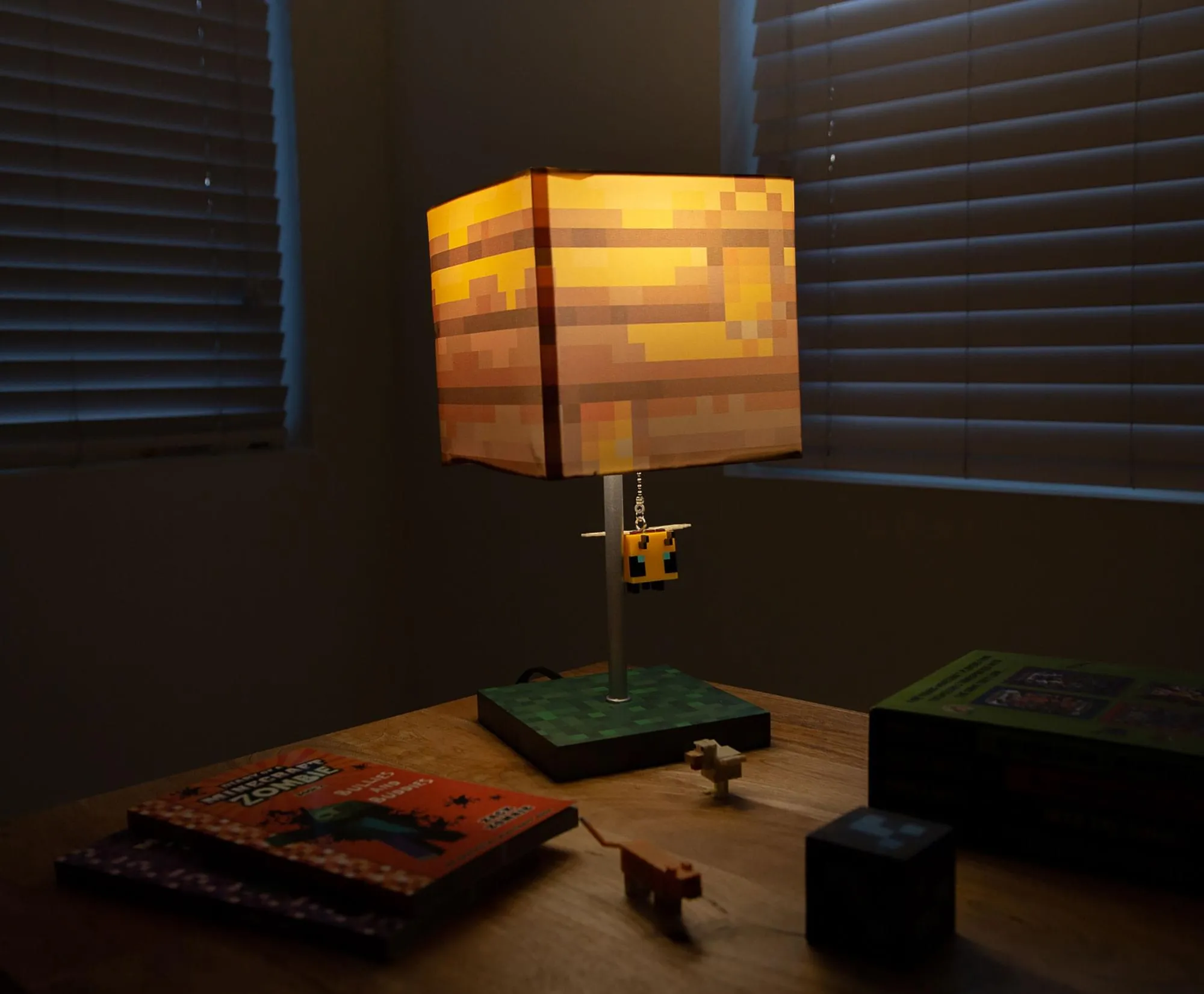 Minecraft Yellow Bee Nest Block Desk Lamp with 3D Bee Puller